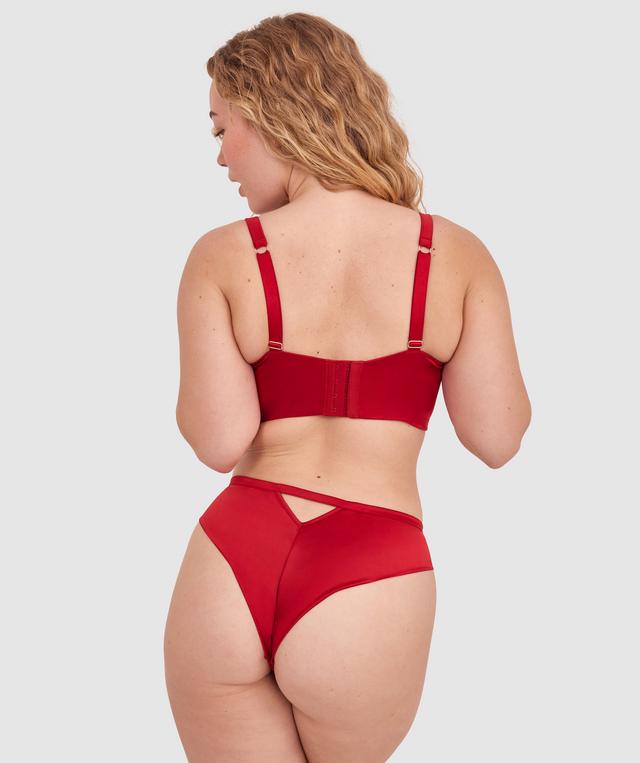 Tay G wears a size 12DD bra and size 12 underwear. She is 161cm tall and has measurements of 92cm bust a 71cm waist and 101cm hips.