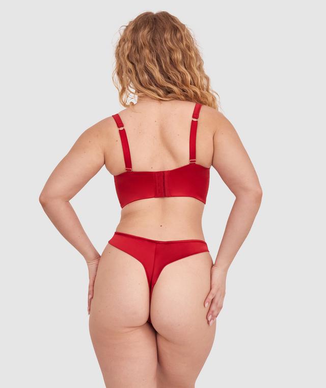 Tay G wears a size 12DD bra and size 12 underwear. She is 161cm tall and has measurements of 92cm bust a 71cm waist and 101cm hips.