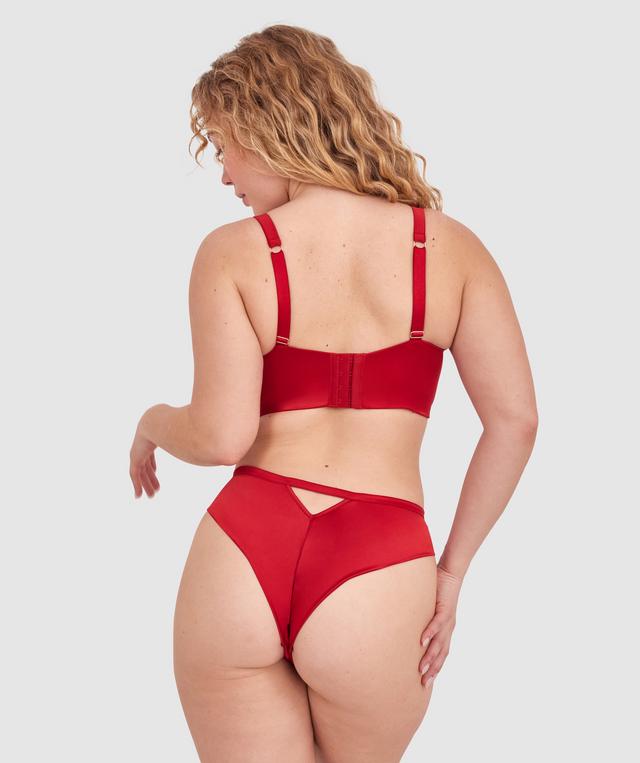 Tay G wears a size 12DD bra and size 12 underwear. She is 161cm tall and has measurements of 92cm bust a 71cm waist and 101cm hips.
