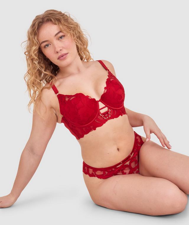 Tay G wears a size 12DD bra and size 12 underwear. She is 161cm tall and has measurements of 92cm bust a 71cm waist and 101cm hips.