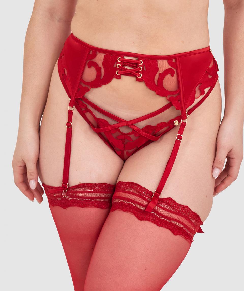 Tay G wears a size 12DD bra and size 12 underwear. She is 161cm tall and has measurements of 92cm bust, a 71cm waist and 101cm hips.