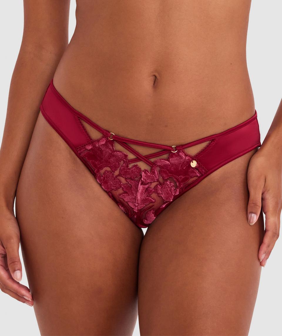 Cameron is wearing a 12DD bra and 12 underwear, with waist 72cm/28in, and hip 88cm/34.5in. She stands at 165cm/5'5in.