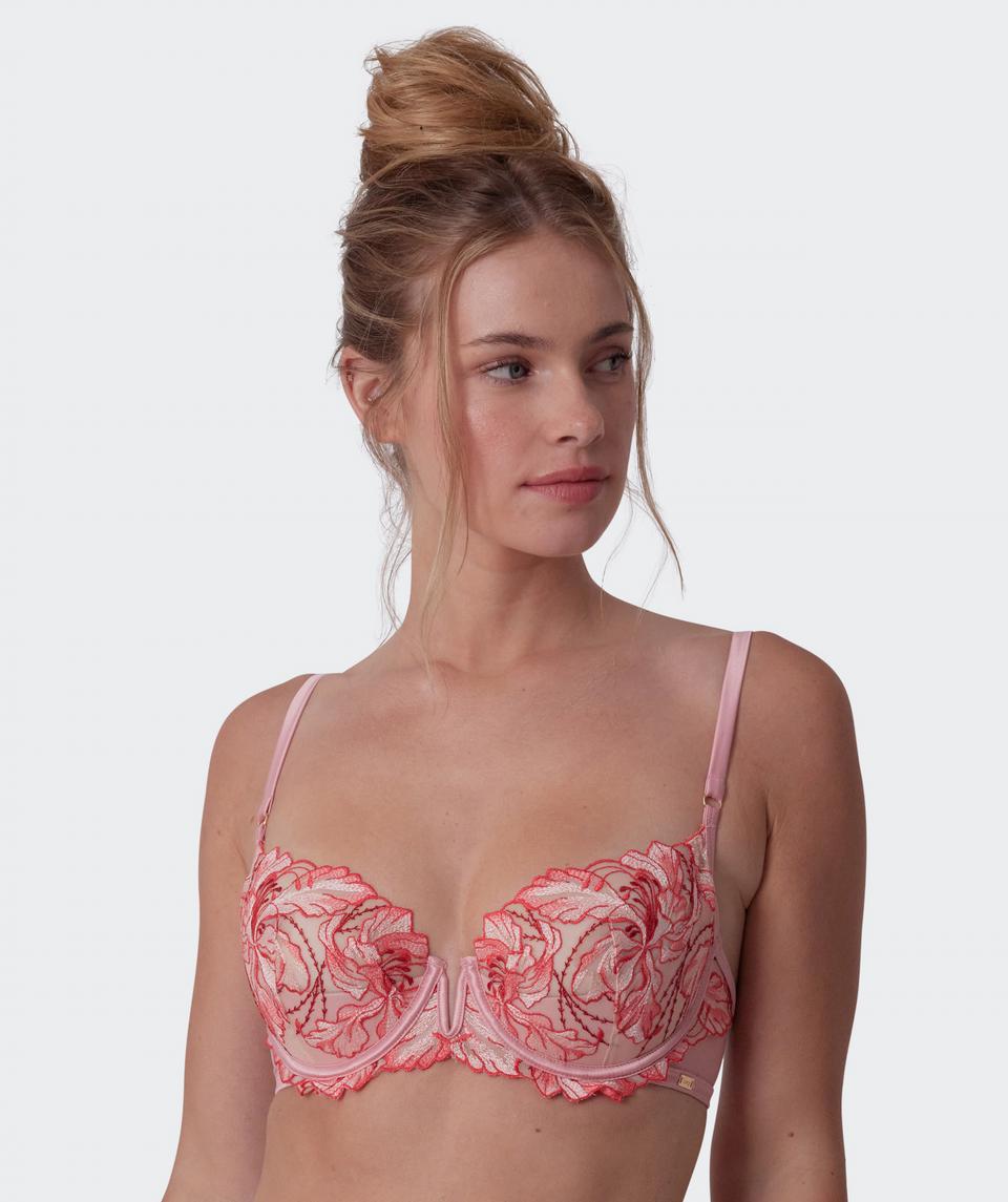 Sianie wears a size 10 B/C bra and size 10 underwear. She is 175cm tall and has measurements of 85cm bust a 66cm waist and 93cm hips.