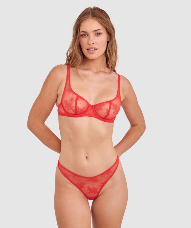 Sianie wears a size 10 B/C bra and size 10 underwear. She is 175cm tall and has measurements of 85cm bust a 66cm waist and 93cm hips.