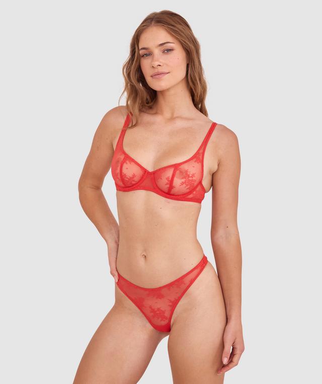 Sianie wears a size 10 B/C bra and size 10 underwear. She is 175cm tall and has measurements of 85cm bust a 66cm waist and 93cm hips.