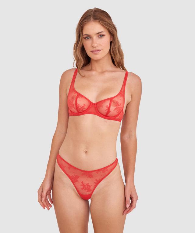 Sianie wears a size 10 B/C bra and size 10 underwear. She is 175cm tall and has measurements of 85cm bust a 66cm waist and 93cm hips.