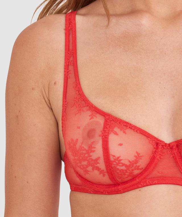 Sianie wears a size 10 B/C bra and size 10 underwear. She is 175cm tall and has measurements of 85cm bust a 66cm waist and 93cm hips.