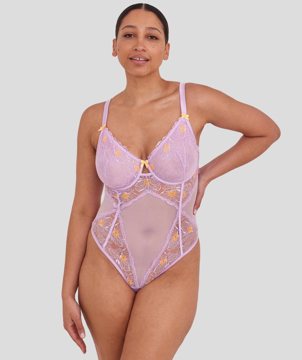 Terri-Leigh wears a size 12DD and size 12 underwear. She is a size 12 Is 177cm tall with a 98cm bust and 79cm waist and 79cm hips.