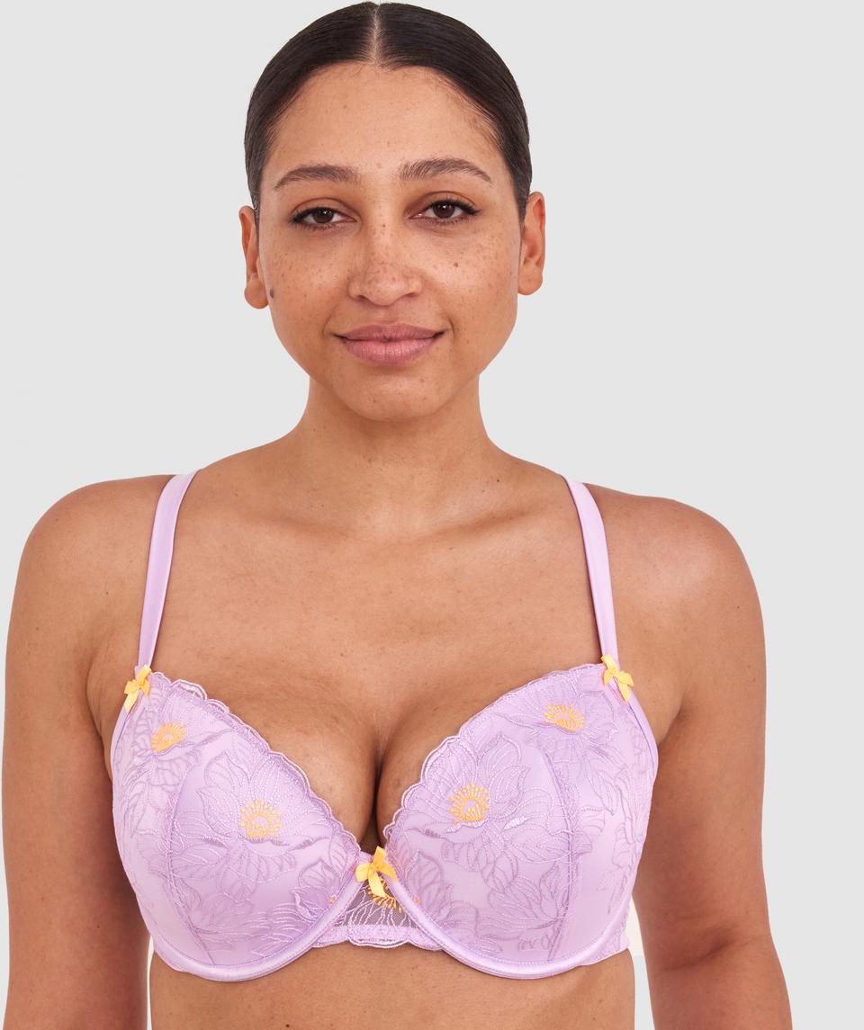 Terri-Leigh wears a size 12DD and size 12 underwear. She is a size 12 Is 177cm tall with a 98cm bust and 79cm waist and 79cm hips.