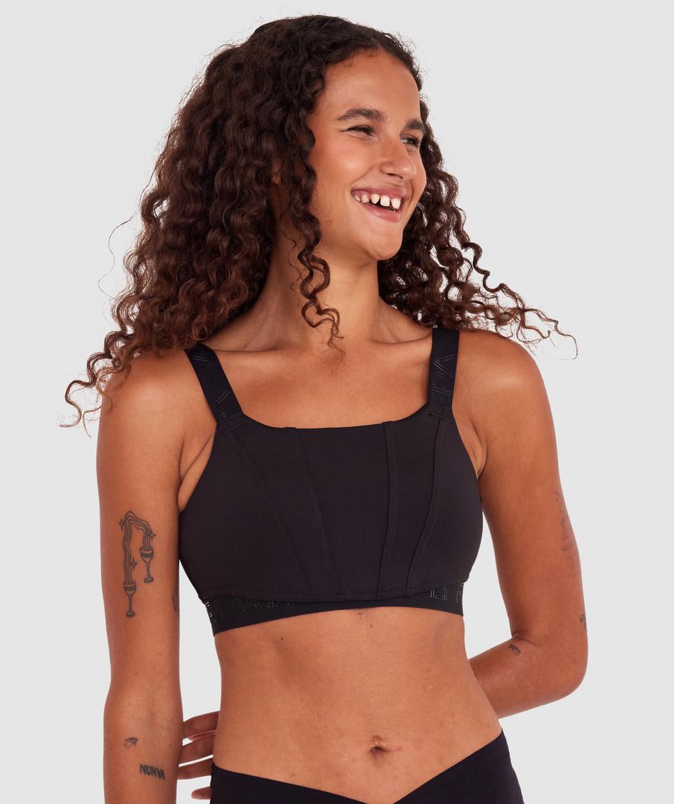 Sanne is wearing a 10BC/S top and 10/S bottom, with bust 81cm/32in, waist 60cm/23.5in, and hip 86cm/34in. She stands at 175cm/5'9in.